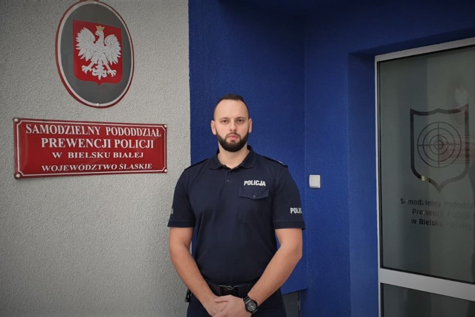 Starszy sierżant Robert Pawłowski stoi przed budynkiem Samodzielnego Pododdziału Prewencji Policji w Bielsku-Białej.