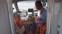 dzieci w łodzi policyjnej