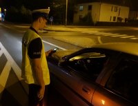 Policjant bada stan trzeźwości kierującego za pomocą alco blow