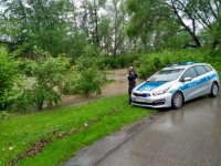 Policjanci garnizonu bielskiego podczas działań związanych z ulewnymi opadami deszczu.