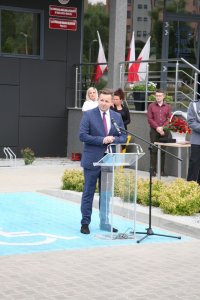 Zastępca Prezydenta Bielska-Białej Przemysław Kamiński podczas okolicznościowego przemówienia.