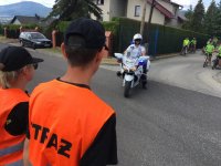 Strażacy ochotnicy i policyjny motocykl.